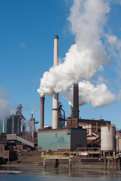 Fábrica de acero con grandes chimeneas en IJmuiden, Países Bajos —  Fotos de Stock