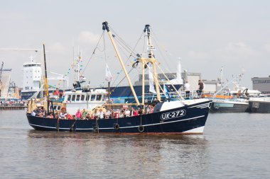 bir şekilde dekore edilmiş balıkçı gemisi dutch harbor ayrılıyor