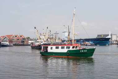 dekore edilmiş balıkçı gemileri dutch harbor ayrılıyor