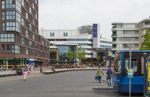 Plaza przed dworcem w Lelystad, Holandia — Zdjęcie stockowe