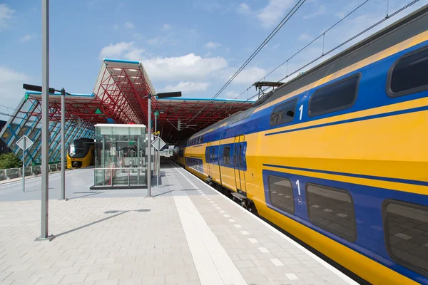 A train is leaving the central station of Lelystad, the Netherla — Stock Photo, Image