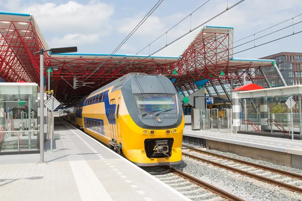 Un tren sale de la estación central de Lelystad, la Netherla — Foto de Stock