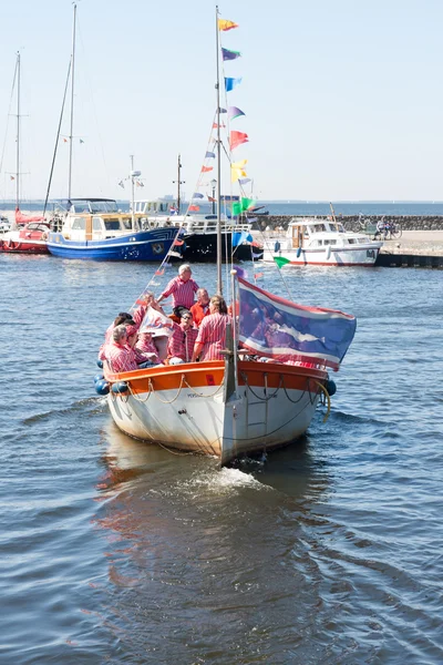 Turistická loď s členy sboru popěvek — Stock fotografie