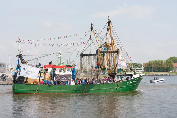 Un bateau de pêche décoré quitte le port — Photo