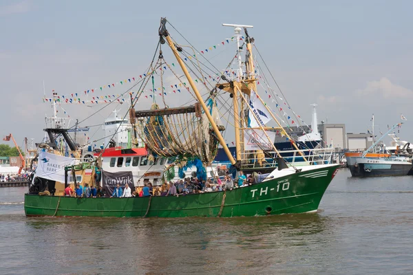 A decorated fishing ship is leaving the harbor — Stock Photo, Image