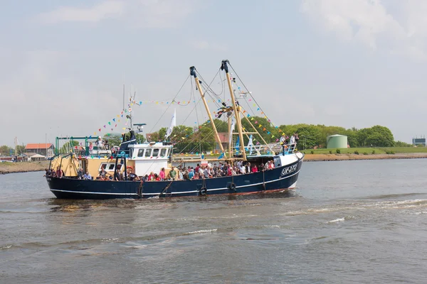 装飾釣り船水産祭りの期間中、港を残しています。 — ストック写真