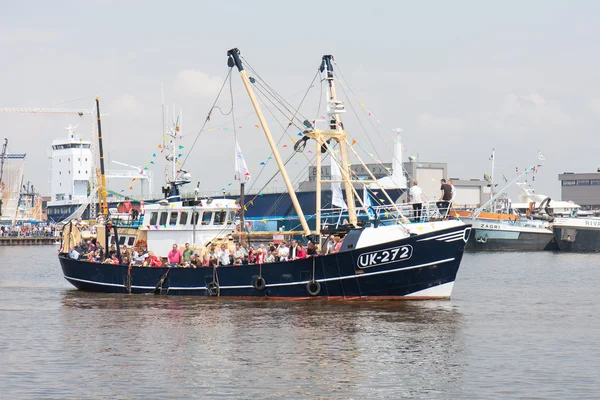 Zdobené rybářská loď opouští nizozemský přístav — Stock fotografie