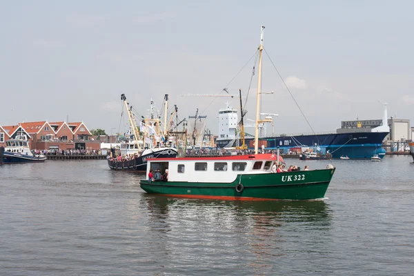 Dekore edilmiş balıkçı gemileri dutch harbor ayrılıyor — Stok fotoğraf