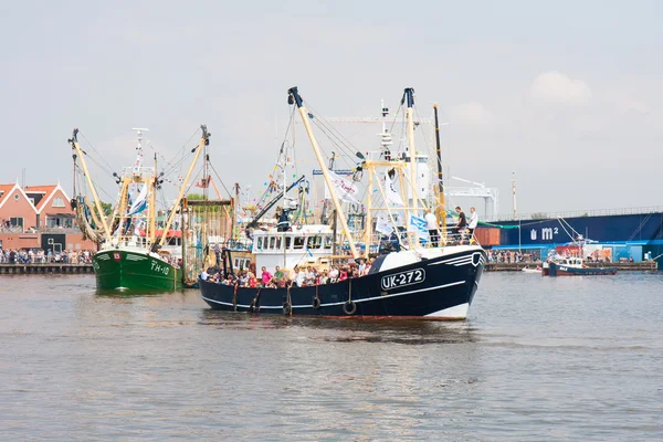 Navios de pesca decorados estão deixando um porto — Fotografia de Stock