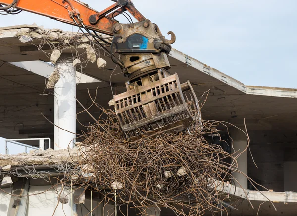 Demolición de un edificio con pisos y pilares de hormigón — Foto de Stock