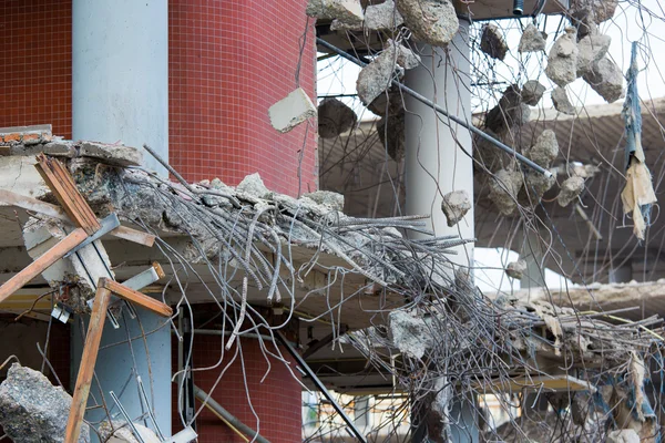 Afbraak van een gebouw met betonnen vloeren en pijlers — Stockfoto