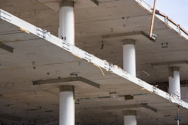Rivning av en byggnad med betonggolv och pelare — Stockfoto
