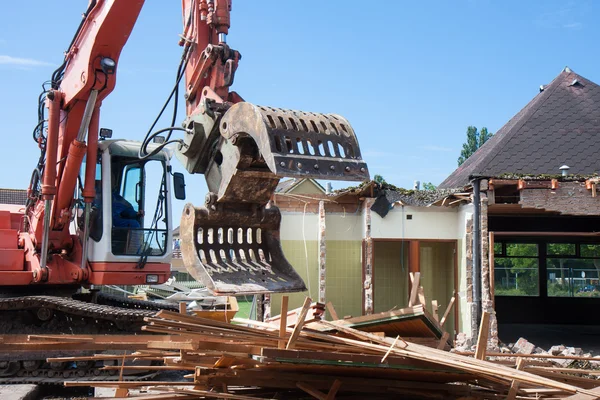 Bir binanın yıkılması ile Ekskavatör — Stok fotoğraf