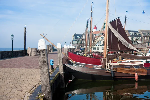 Historialliset puiset kalastusveneet Urkin satamassa, Alankomaat — kuvapankkivalokuva