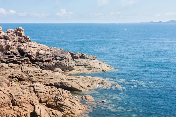 Skaliste wybrzeże Bretanii, Francja — Zdjęcie stockowe