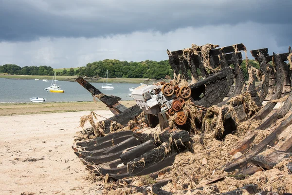 Обломки сгоревшего корабля на побережье Бретани, Франция — стоковое фото