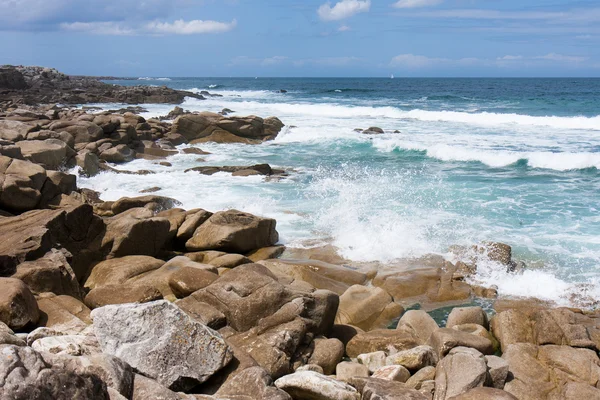 Vlny narážely na skalnaté pobřeží Bretaně, Francie — Stock fotografie