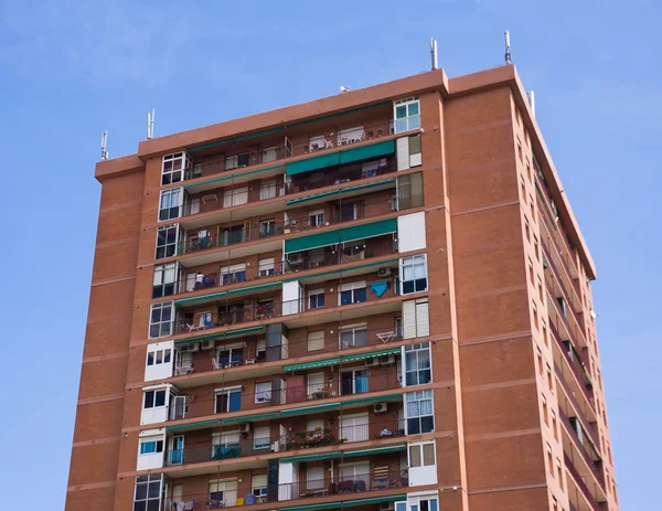 Здание коричневого цвета с балконами — стоковое фото