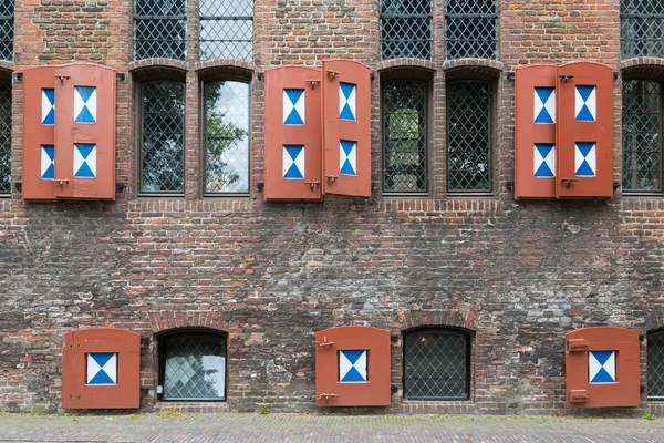 Исторический голландский дом с деревянными ставнями — стоковое фото