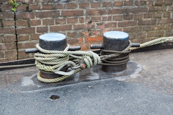 Rope tied to steel bollard on ship deck — Stock Photo, Image