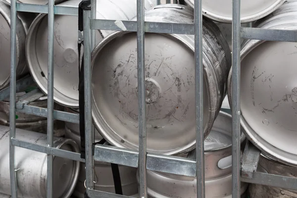 Metalen bier vaten klaar voor transport — Stockfoto