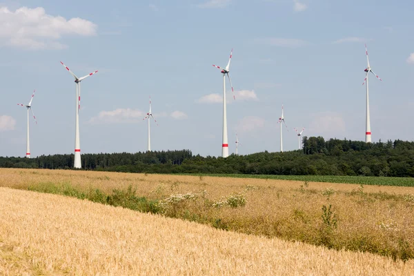 Vindkraftverk i jordbruksmark i Tyskland — Stockfoto