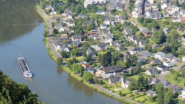 Luchtfoto van traben-trarbach op de rivier de Moezel in Duitsland — Stockfoto