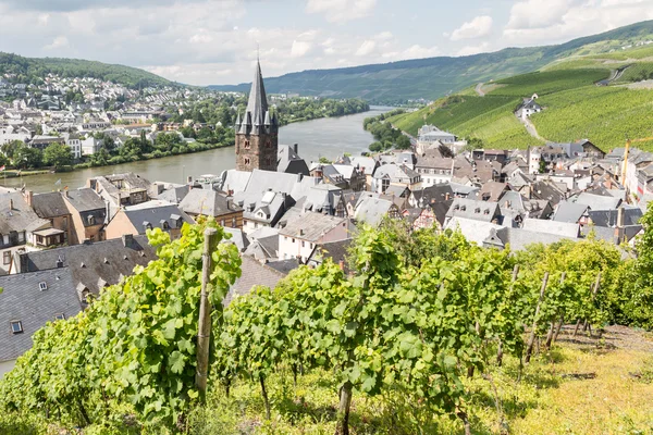 Vista aérea de BernKastel-Kues no rio Moselle, na Alemanha — Fotografia de Stock