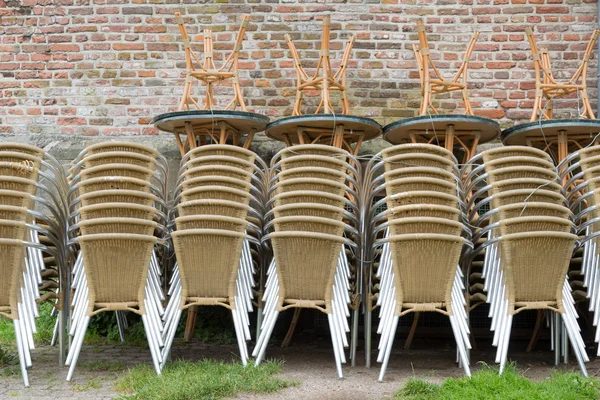 Hoop van stoelen en tafels, klaar voor gebruik op het terras in de openlucht — Stockfoto