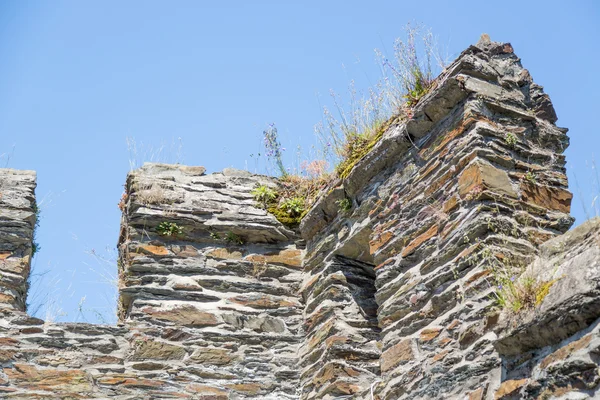 ドイツの古い中世城の crenels の壁 — ストック写真