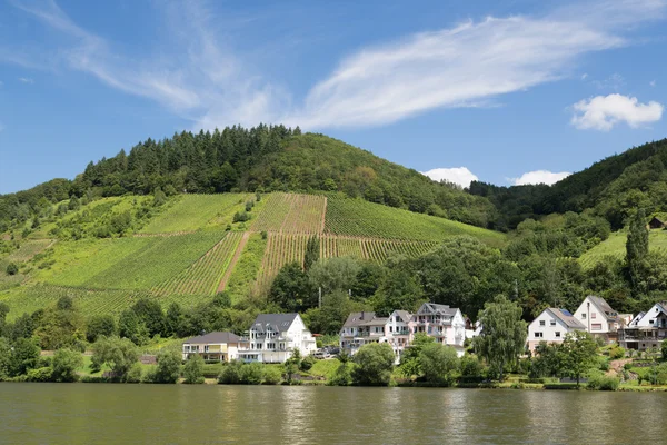 Vista em Bullay, uma pequena cidade ao longo do rio Moselle, na Alemanha — Fotografia de Stock