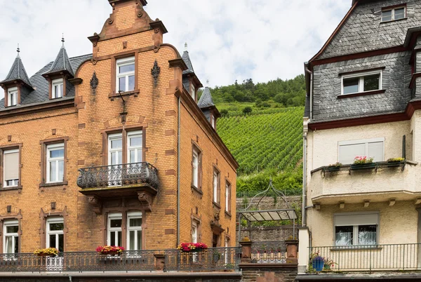 Traditional houses along the river Moselle in Germany with viney — Stock Photo, Image