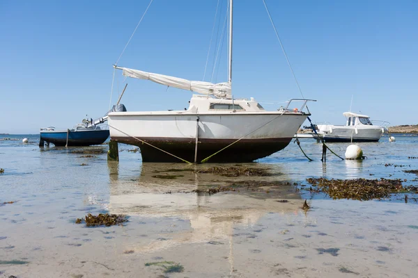 Small boats at ebb tide in Brittany, Franc — Stock Photo, Image