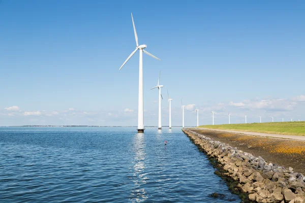 Turbinas eólicas ao longo da costa de Duitch — Fotografia de Stock