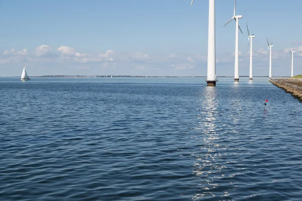 Opravené windturbines podél duitch pobřeží — Stock fotografie
