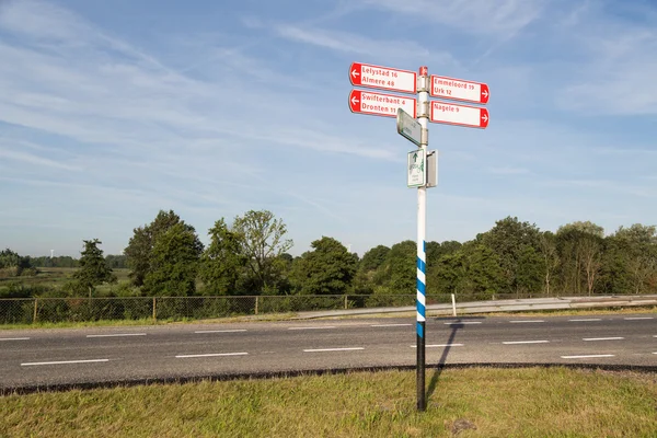 Trafik skylt i jordbruksmark i flevoland, Nederländerna — Stockfoto