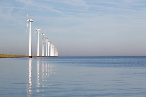 Голландские оффшорные ветряные турбины в спокойном море — стоковое фото