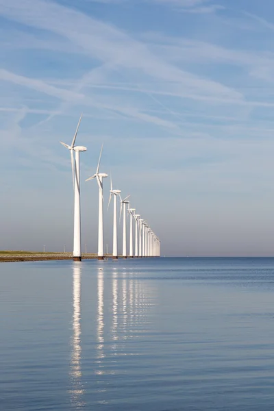 Holenderski wiatrowych offshore w spokojne morze — Zdjęcie stockowe