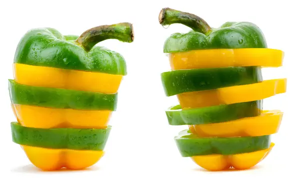 Frisches Paprika Gemüse isoliert auf weiß — Stockfoto