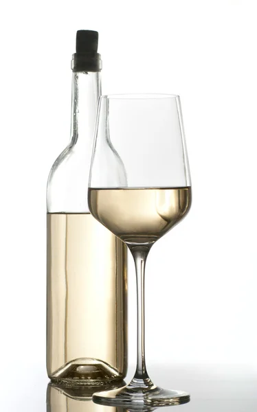 Botella y copa de vino blanco — Foto de Stock