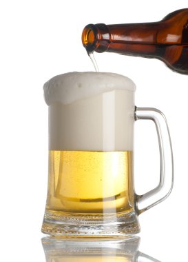 bira bardağına üzerine beyaz dökme