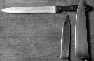 rustik mutfak masasında kopya alanı ile bıçaklar