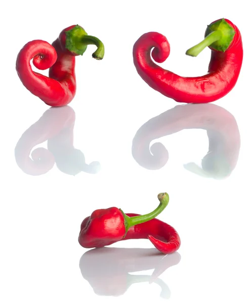 Red hot chili papričky na bílém pozadí — Stock fotografie