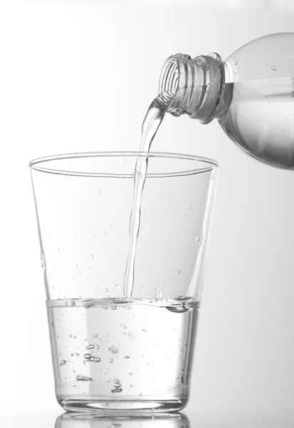 Vierte agua en vidrio, aislado en blanco — Foto de Stock