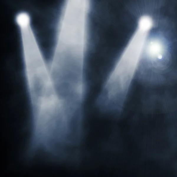 Holofote azul no fundo de smog — Fotografia de Stock