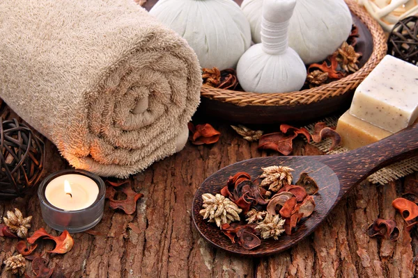 Ambiente de massagem Spa com luz de velas — Fotografia de Stock