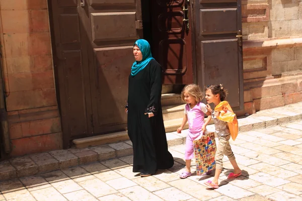 Jerusalén mujeres árabes con hijas — Foto de Stock