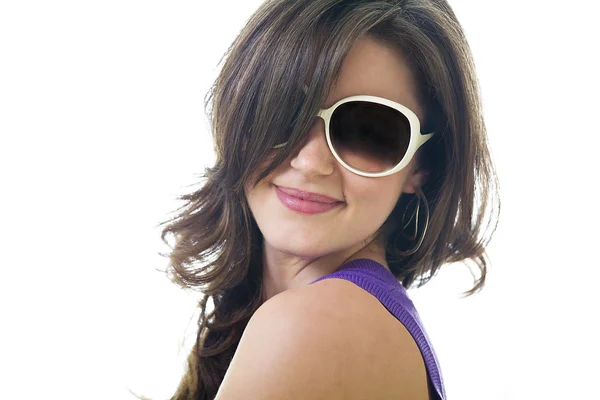 Felice giovane donna con gli occhiali da sole — Foto Stock