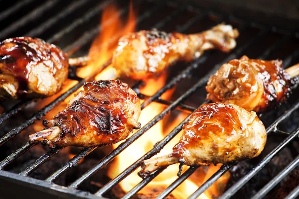 Kip benen op de grill — Stockfoto