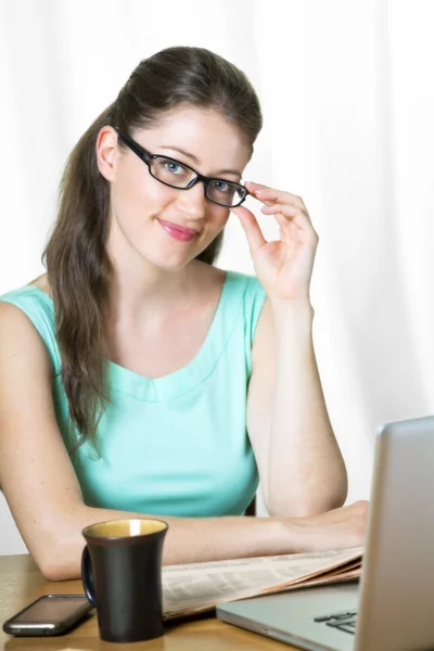 Attraktiv ung affärskvinna med glasögon — Stockfoto